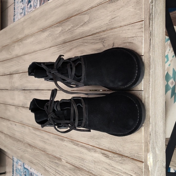 New UGG Women's Elvi Sneaker Boot in Black 🖤 Size 5🖤 - Picture 2 of 14